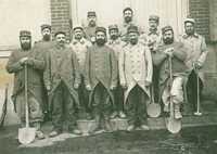  1914-1918 1915 05 05 groupe de soldats avec pelles posant group soldiers with shovels posing.jpg 